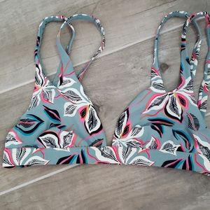 NWT Billabong bikini top.